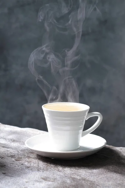 Koyu Arkaplanda Beyaz Çay — Stok fotoğraf