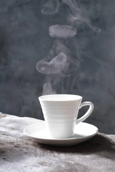 Gri Bir Masada Buharlı Bir Fincan Sıcak Kahve — Stok fotoğraf