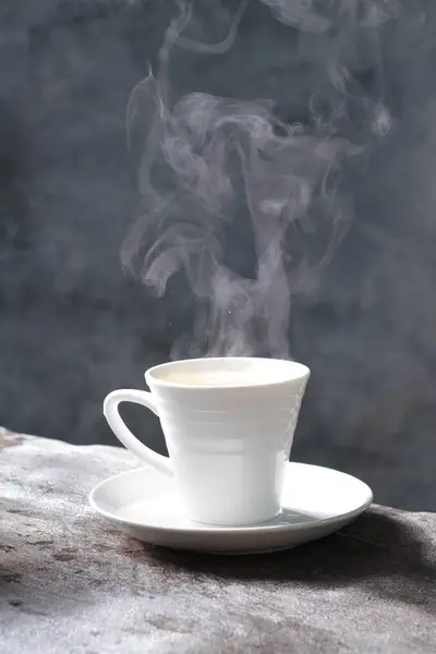 Masada Bir Fincan Sıcak Kahve — Stok fotoğraf