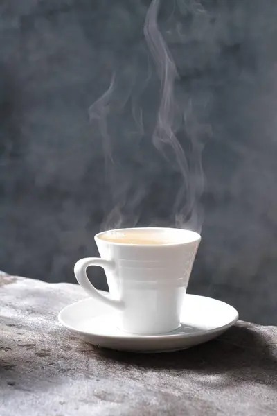 Beyaz Bardakta Sıcak Sütlü Kahve — Stok fotoğraf