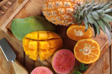 Ahşap zemin üzerinde dilimler olan ananas..