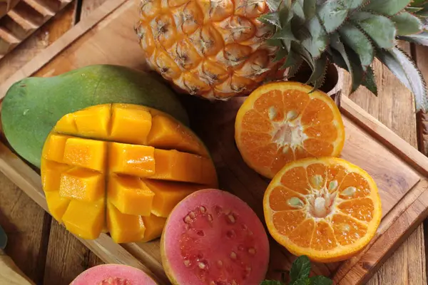 Vers Fruit Met Gesneden Ananas Sinaasappel Sinaasappel Ananas Kiwi Mango — Stockfoto
