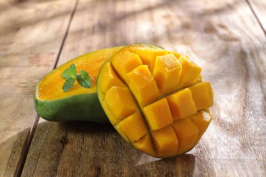 Siyah bardakta karpuz.