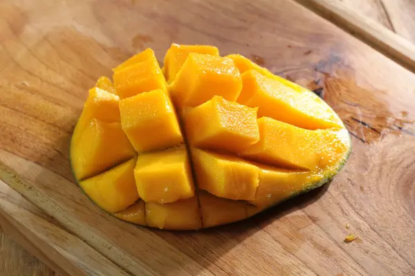 Fruta Fresca Mango Cortada Mesa —  Fotos de Stock