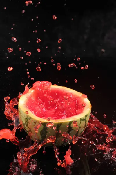红色西瓜 有泼洒水 — 图库照片