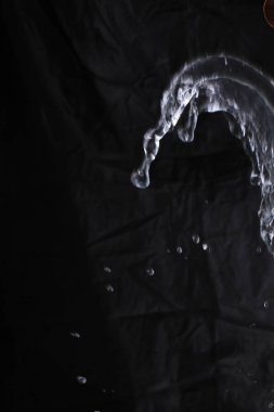 Siyah arkaplanda su sıçraması