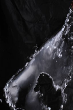 Siyah arkaplanda su damlası