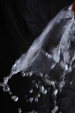 Siyah arkaplanda su sıçraması