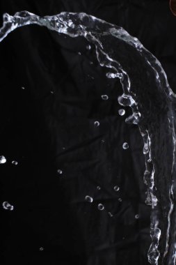 Siyah arkaplanda su sıçraması