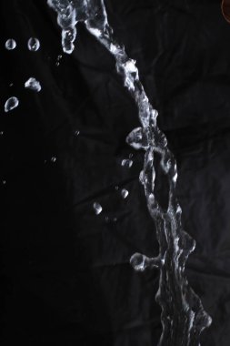Siyah arkaplanda su sıçraması