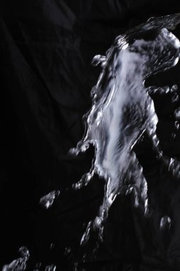 Siyah arkaplanda su sıçraması