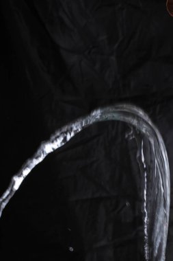 Bir bardak suya yaklaş.