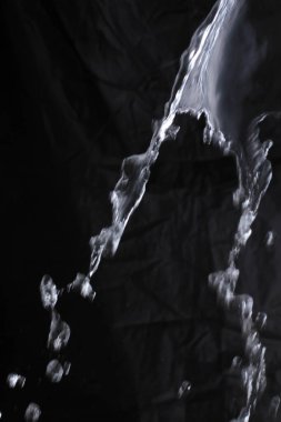 Su üzerinde sıçrama, siyah arkaplan