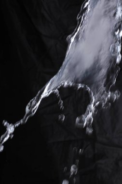 Siyah arkaplanda su damlaları