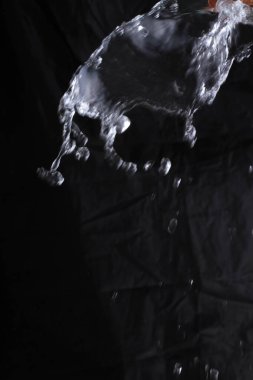 Siyah arkaplanda su sıçraması