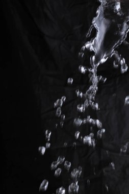 Siyah arka plan ile su sıçrama
