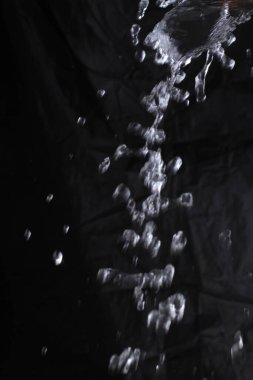 Siyah arkaplanda su sıçraması.