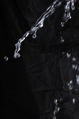 Siyah arkaplanda su sıçraması
