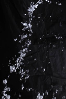 Siyah arkaplanda su damlası