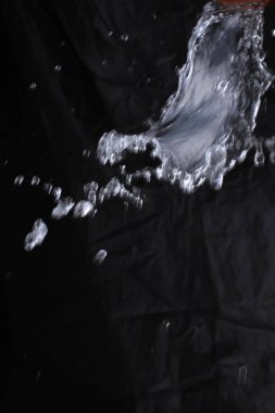 Siyah arkaplanda su sıçraması