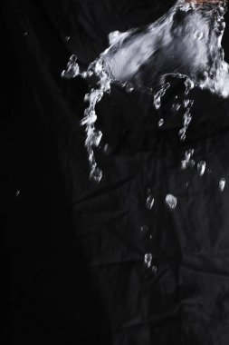 Siyah arkaplanda su sıçraması