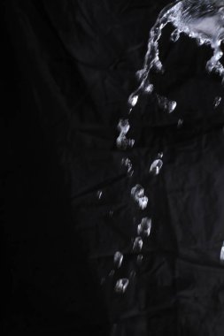 Siyah arkaplanda su sıçraması