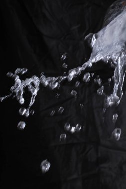 Siyah arkaplanda su sıçratma