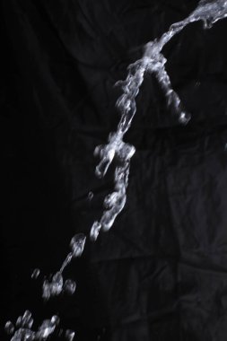 Siyah arkaplanda su damlaları