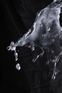 Siyah arkaplanda su sıçraması