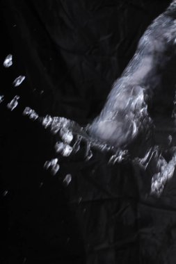 Siyah arkaplanda su sıçraması