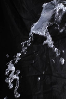 Siyah arkaplanda su sıçraması.