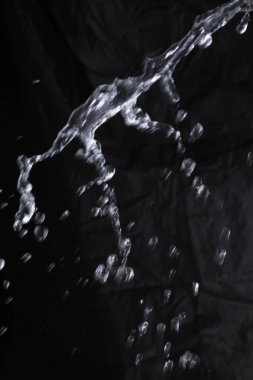 Siyah arkaplanda soyut su sıçraması