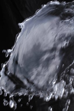 Siyah arkaplanda su sıçraması