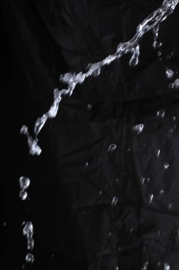 Koyu arkaplanda su sıçraması