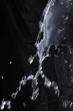 Siyah arkaplanda su sıçraması