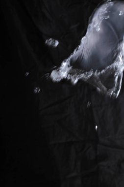 Buz ve su damlalarıyla soyut arkaplan