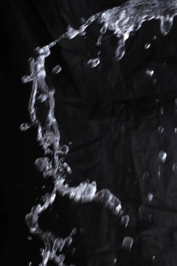 Siyah arka planda su sıçratma. soyut arkaplan