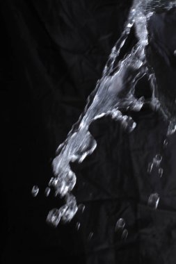 Siyah arkaplanda su sıçraması