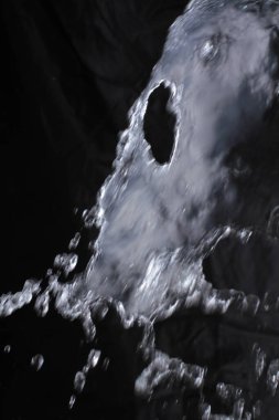 Siyah arkaplanda su sıçraması