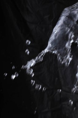 Siyah arkaplanda su sıçraması