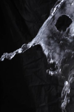 Siyah arkaplanda su sıçraması