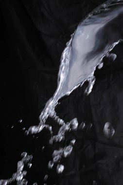 Siyah arkaplanda suya sıçrar