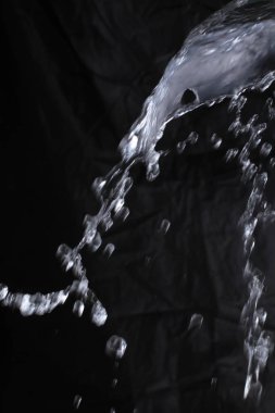 Siyah arkaplanda su sıçraması, kapat