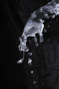 Siyah arkaplanda su sıçraması