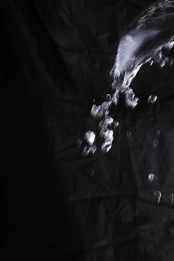 Siyah arkaplanda soyut su damlası