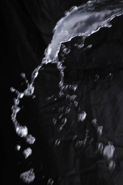 Siyah arkaplan üzerindeki su damlalarının soyut arkaplanı