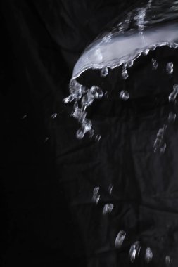 Su sıçramalı soyut siyah arkaplan