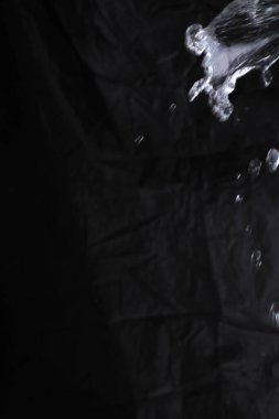 Siyah arkaplanda su sıçratma