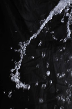 Siyah arkaplanda su sıçraması