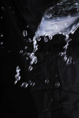 Siyah arkaplanda su sıçraması